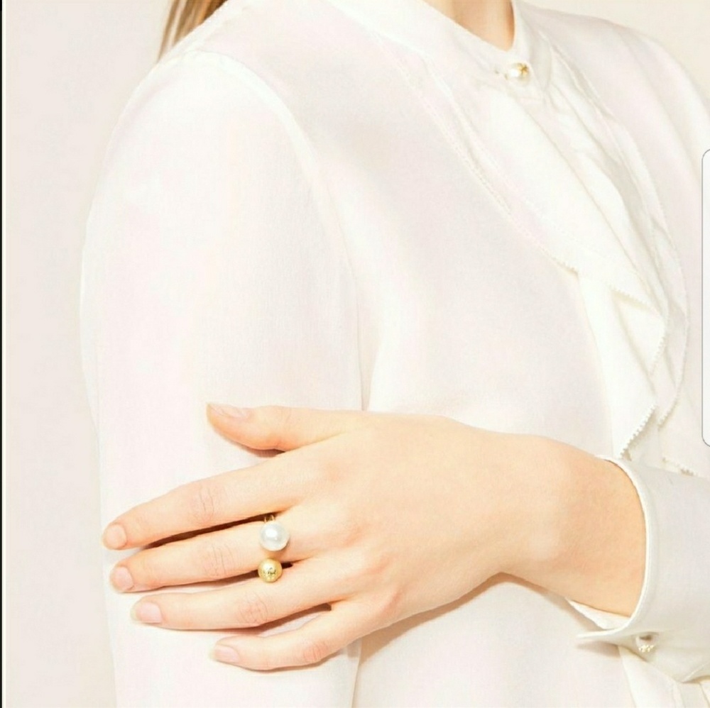 Tory Burch hammered metal and pearl float ring - Picture 2 of 6